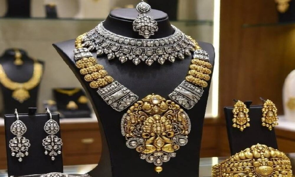 सोना ₹1.33 लाख के रिकॉर्ड स्तर पर: सोना ₹1.33 लाख के ऑलटाइम हाई पर, चांदी ₹2,958 गिरी