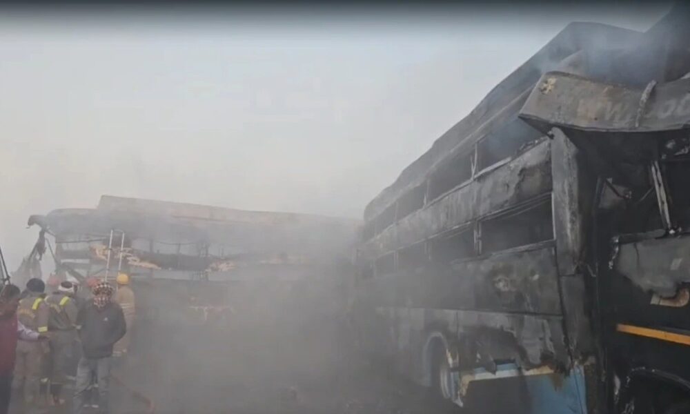 यमुना एक्सप्रेसवे हादसा: 8 बसें और 3 कारें टकराईं, भाजपा नेता सहित 13 की मौत; DNA से होगी पहचान