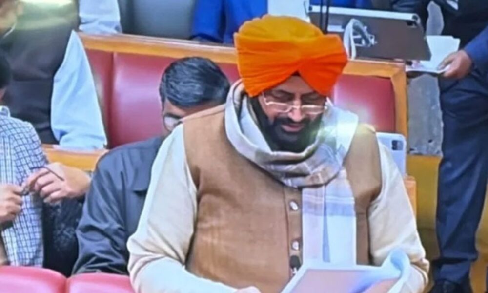 हरियाणा विधानसभा का विंटर सेशन शुरू: भगवा पगड़ी में पहुंचे CM सैनी, किसानों की बाढ़ समस्या और पानी पर जोरदार बहस