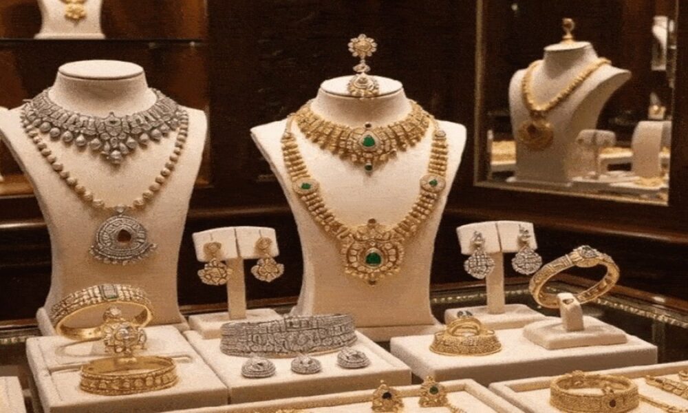 5 दिन चढ़ने के बाद चांदी की कीमत ₹3,111 गिरी:एक किलो ₹2.32 लाख की हुई; सोना भी ₹2,182 गिरकर ₹1.35 लाख पर आया