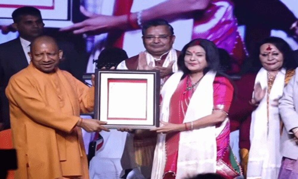 CM Yogi ने मालिनी से पूछा- अवस्थीजी कहां गए:लखनऊ में कहा- मुझे बुलाकर गायब हो गए, वह भी अच्छे कलाकार हैं