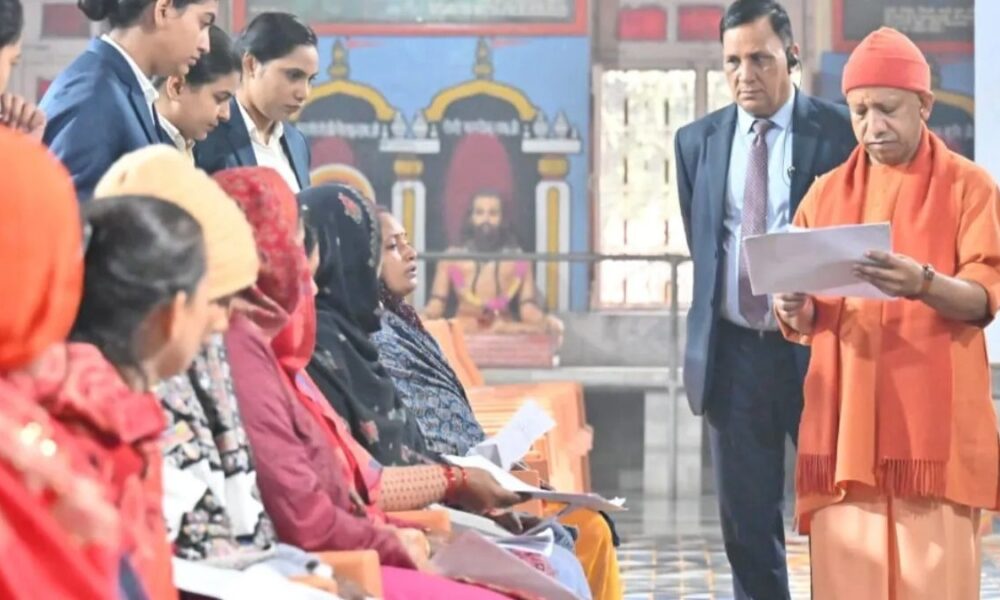 सीएम योगी ने 300 लोगों की सुनी समस्याएं, बोले- जरूरतमंद के आवास, बीमार के उपचार की करेंगे व्यवस्था