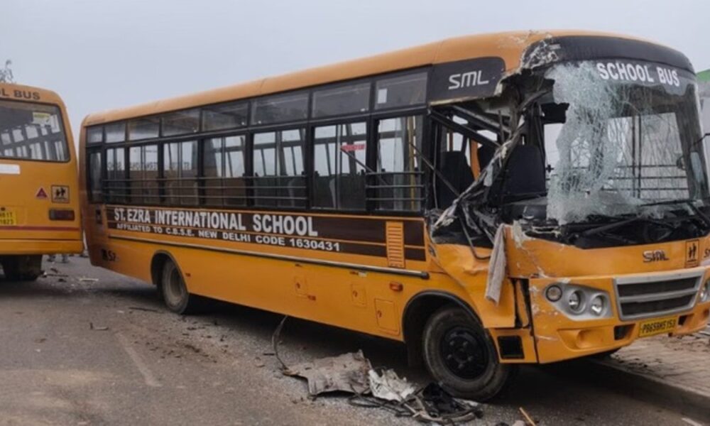 मोहाली में हादसा: धुंध के कारण Kharar-Kurali highway पर दो स्कूल बसें टकराई, एक के ड्राइवर समेत कई बच्चे घायल