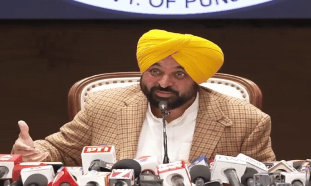 विदेश से लौटे CM Mann का Congress पर तंज: दोहा पढ़ा कि- कबीरा तेरी झोपड़ी, गलकटियन के पास, जो करेगा सो भरेगा, तू क्यों भयो उदास