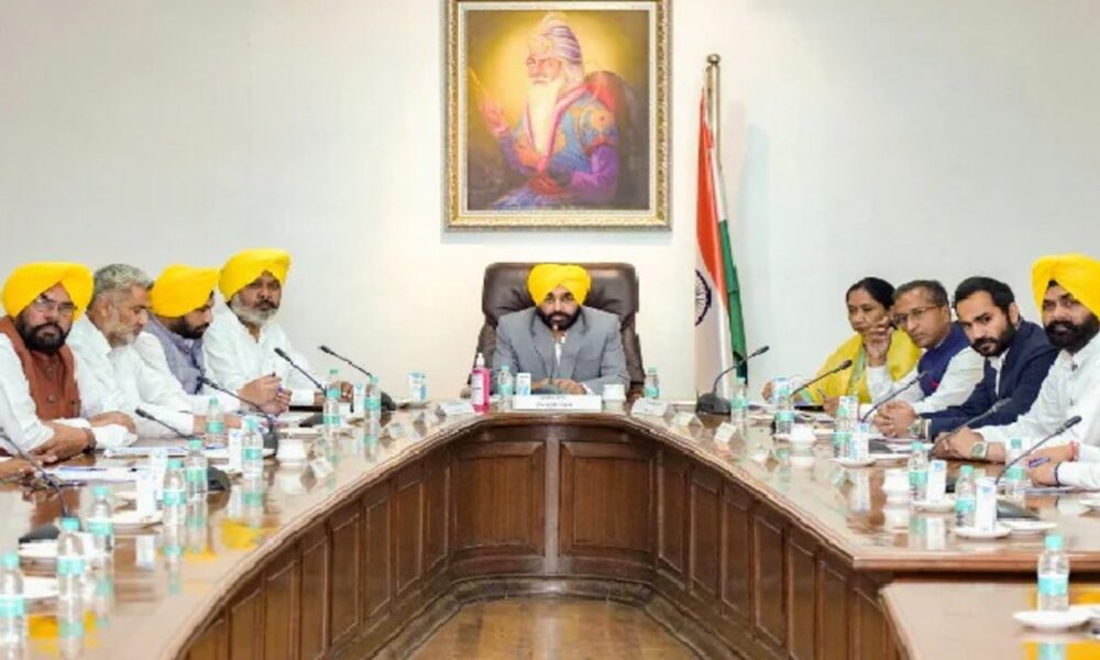 पंजाब सरकार की कैबिनेट मीटिंग आज:सीएम आवास पर दोपहर 12 बजे से शुरू होगी, कई अहम फैसलों पर लगेगी मुहर पंजाब सरकार की कैबिनेट मीटिंग आज:सीएम आवास पर दोपहर 12 बजे से शुरू होगी, कई अहम फैसलों पर लगेगी मुहर