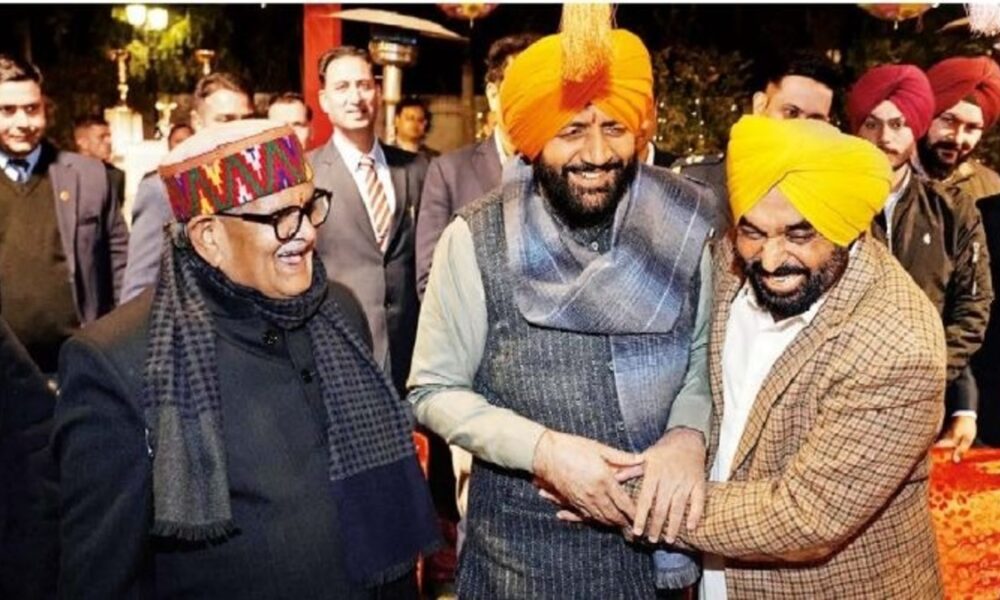 पंजाब लोक भवन में मनाई गई लोहड़ी, राज्यपाल,CM Mann सहित हरियाणा के मुख्यमंत्री भी रहे मौजूद पंजाब लोक भवन में मनाई गई लोहड़ी, राज्यपाल,CM Mann सहित हरियाणा के मुख्यमंत्री भी रहे मौजूद