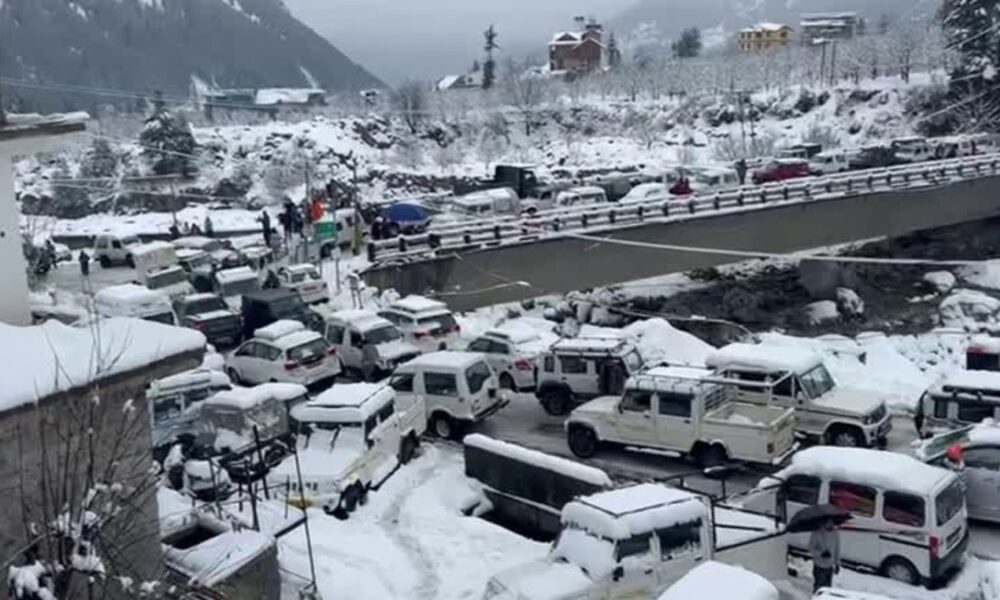 Manali में बर्फबारी से कई किलोमीटर लंबा जाम, कार से उतरकर पैदल चलने लगे पर्यटक