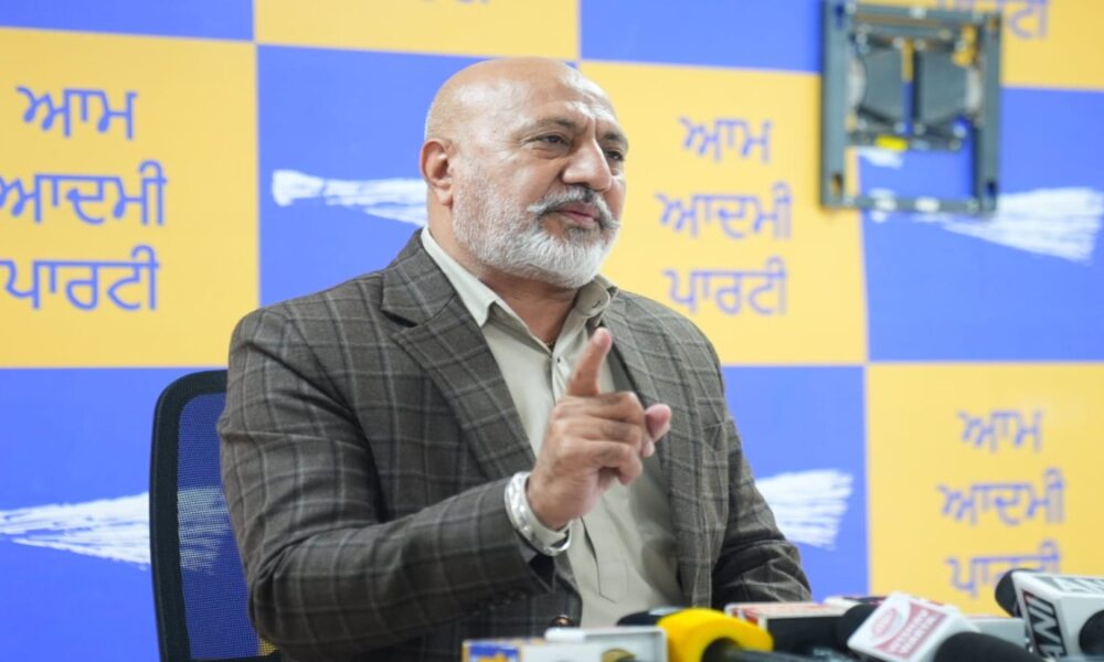 हरजिंदर सिंह धामी कहते हैं कि उन्हें अकाली दल का सिपाही होने पर गर्व है, जबकि उन्हें गुरु साहिब का सिपाही होना चाहिए: Baltej Pannu