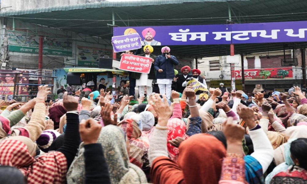महिलाओं समेत सैकड़ों मनरेगा मजदूरों ने प्रदर्शन में लिया हिस्सा, मजदूर विरोधी BJP सरकार के खिलाफ की नारेबाजी