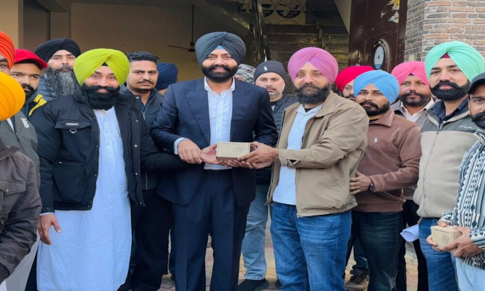 Cabinet मंत्री अमन अरोड़ा, लाल चंद कटारूचक, लालजीत सिंह भुल्लर और हरदीप सिंह मुंडियां ने पंजीकरण अभियान की अगुवाई की Cabinet मंत्री अमन अरोड़ा, लाल चंद कटारूचक, लालजीत सिंह भुल्लर और हरदीप सिंह मुंडियां ने पंजीकरण अभियान की अगुवाई की