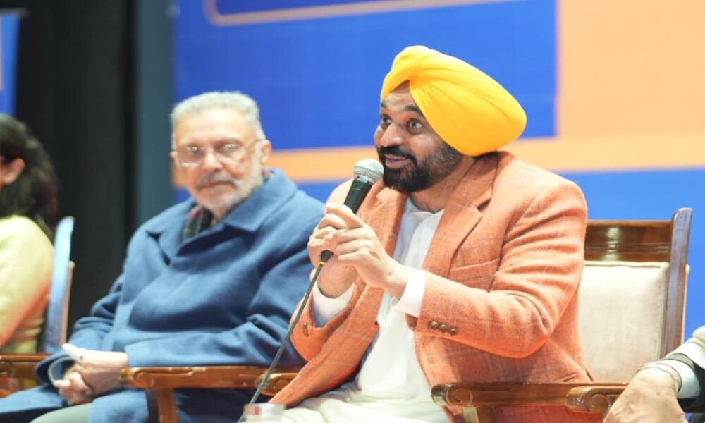 सीएम भगवंत मान ने विरोधियों पर साधा निशाना:मोहाली में बोले-पहली सरकारें की बच्चों की पढ़ाई के पैसे खा गई, हमने 63 हजार नौकरियां दीं