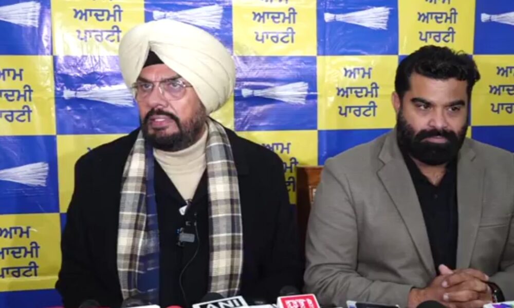 भारत-पाक सीमा पर बढ़ेगा कांटेदार तार का दायरा:मंत्री धालीवाल बोले- फेंसिंग 200 मीटर आगे होगी, हजारों एकड़ जमीन किसानों को मिलेगी भारत-पाक सीमा पर बढ़ेगा कांटेदार तार का दायरा:मंत्री धालीवाल बोले- फेंसिंग 200 मीटर आगे होगी, हजारों एकड़ जमीन किसानों को मिलेगी