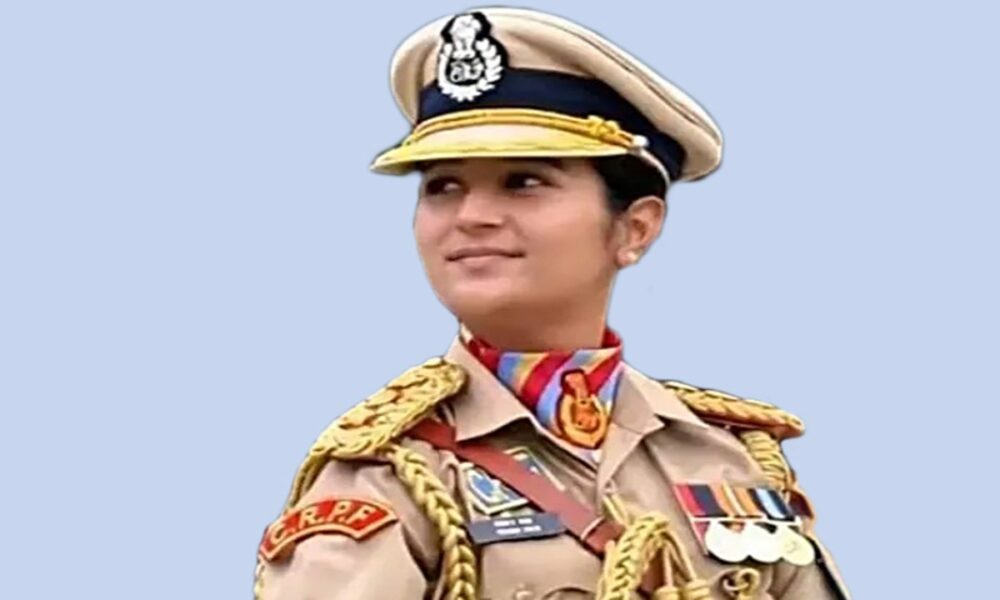 जम्मू-कश्मीर ; की 26 साल की CRPF अधिकारी सिमरन बाला आज रिपब्लिक डे परेड में पुरुष सदस्यीय टुकड़ी का कमान संभाल रही हैं।