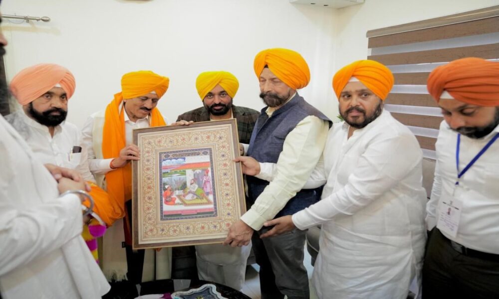 CM मान ने नांदेड़ साहिब को पवित्र नगर का दर्जा देने की मांग की, कहा कि वे महाराष्ट्र सरकार के समक्ष यह मांग उठाएंगे।