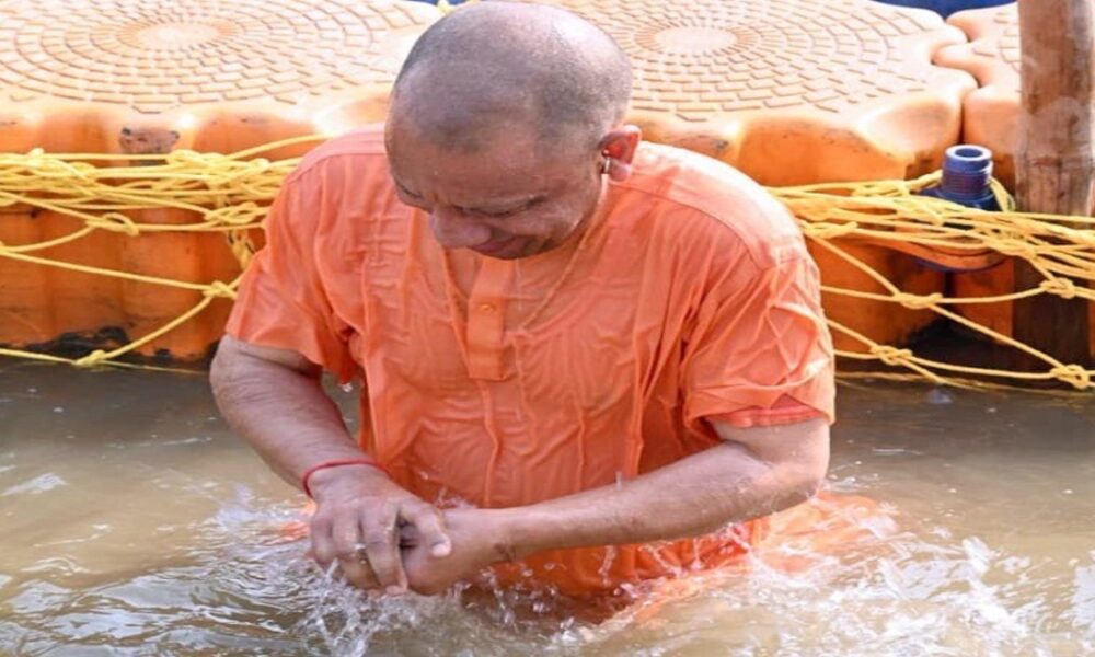 प्रयागराज पहुंचे CM Yogi, माघ मेला में संतों के साथ किया गंगा पूजन