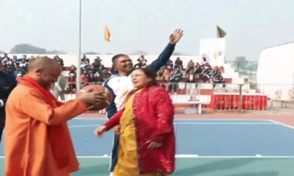 CM योगी ने 2 बार बॉल पटकी, बास्केट में उछाली:हवा में गुब्बारे छोड़े, गोरखपुर में महिला टूर्नामेंट की शुरुआत की
