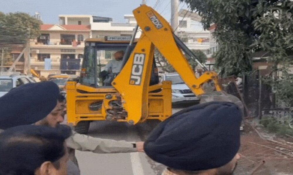 मोहाली सिटी में नगर निगम का बुल्डोजर एक्शन:HC के आदेश पर एनक्रोचमेंट के खिलाफ ड्राइव मोहाली सिटी में नगर निगम का बुल्डोजर एक्शन:HC के आदेश पर एनक्रोचमेंट के खिलाफ ड्राइव