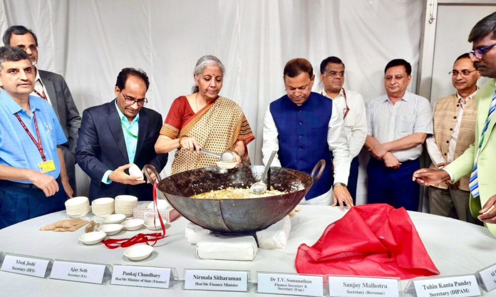 हलवा सेरेमनी ‘; यूनियन बजट 2026-27 की तैयारियां अंतिम दौर में वित्त मंत्री ने ‘हलवा सेरेमनी’ के साथ बजट को दिया अंतिम रूप 1 फरवरी को खुलेगा पिटारा |