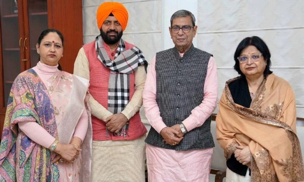 सीएम नायब सैनी ने राज्यपाल को बताया 2026 का रोडमैप, राजभवन में पत्नी के साथ की मुलाकात