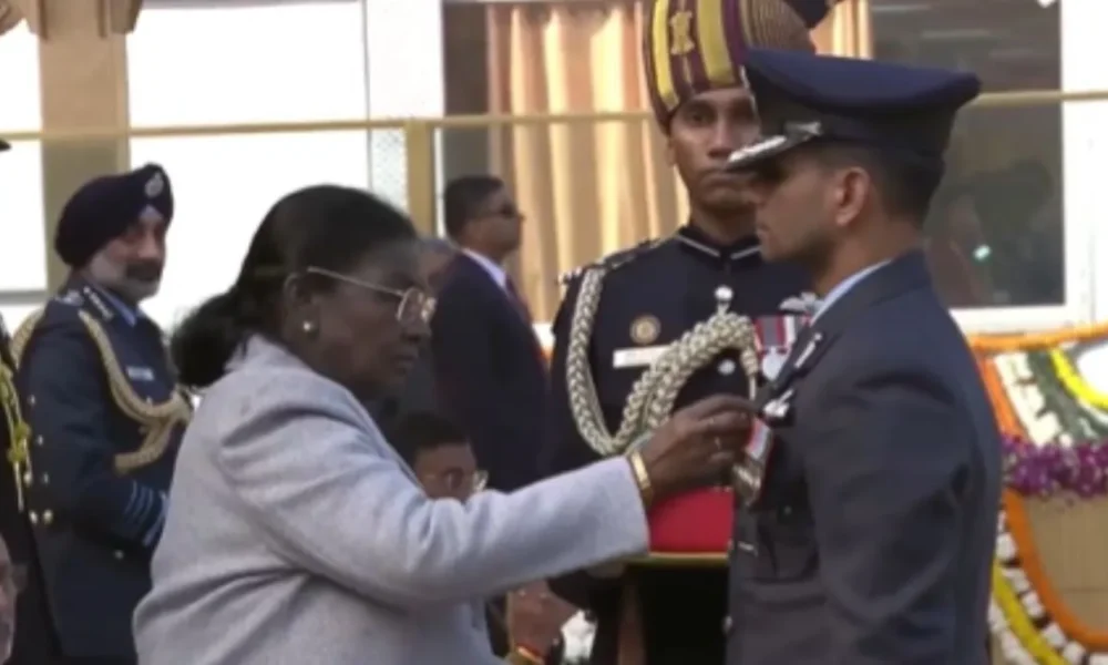 77वें गणतंत्र दिवस के मौके पर ग्रुप कैप्टन शुभांशु शुक्ला को राष्ट्रपति ने अशोक चक्र से सम्मानित किया,यह सम्मान के अवसर पर कड़ी सुरक्षा और भव्य समारोहों के बीच औपचारिक परेड के दौरान प्रदान किया गया।