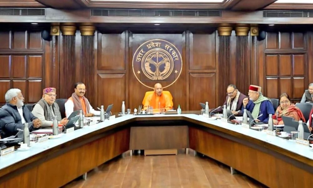 CM योगी ने इस विभाग के अधिकारियों को दिए साफ निर्देश, बोले-कोई लापरवाही नहीं चलेगी