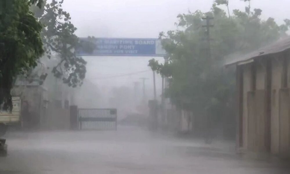 Punjab में आज से बारिश और ओलावृष्टि का यलाे अलर्ट: तापमान भी बढ़ेगा, तेज हवाएं चलेंगी, आदमपुर रहा सबसे ठंडा