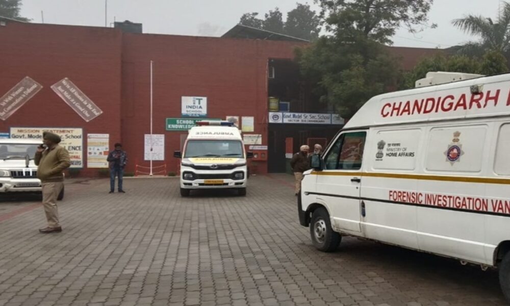 चंडीगढ़ के 5 स्कूलों को बम से उड़ाने की धमकी:मेल पर मैसेज भेजा, स्कूलों में छुट्‌टी