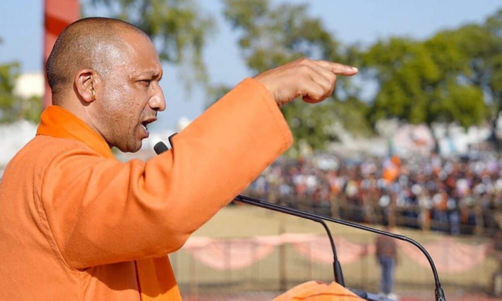 ‘हमारे संविधान ने कई उतार-चढ़ाव देखे’, गणतंत्र दिवस के मौके पर लोगो बीच बोले CM योगी आदित्यनाथ।