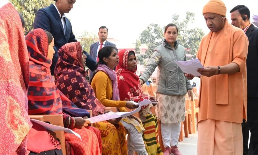 गोरखपुर: CM योगी ने जनता दर्शन में लोगों की समस्याएं सुनीं, अधिकारियों को कार्रवाई के दिए निर्देश