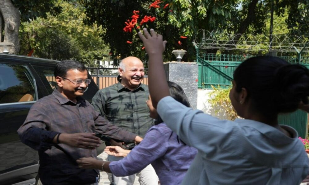 दिल्ली शराब घोटाला: अरविंद केजरीवाल और मनीष सिसोदिया समेत सभी 23 लोग आरोपमुक्त, कैमरे के सामने भावुक हुए पूर्व CM