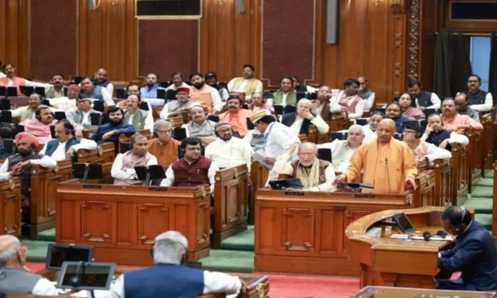 CM योगी बोले -हिंदुस्तान का खायेंगे, वन्दे मातरम् नहीं बोलेंगे, इनको कान पकड़कर बाहर निकाल देना चाहिए