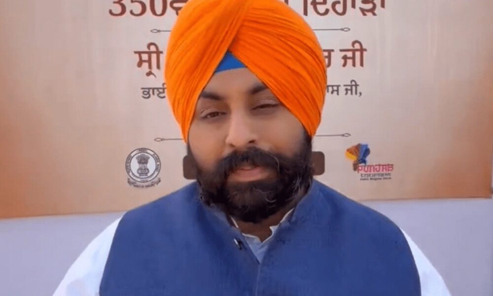 मानसा में शिक्षा मंत्री Bains ने बच्चों से मांगी माफी:टीनशेड के नीचे पढ़ाई करते मिले बच्चे, बोले- अगले महीने से मिलेगी नई बिल्डिंग