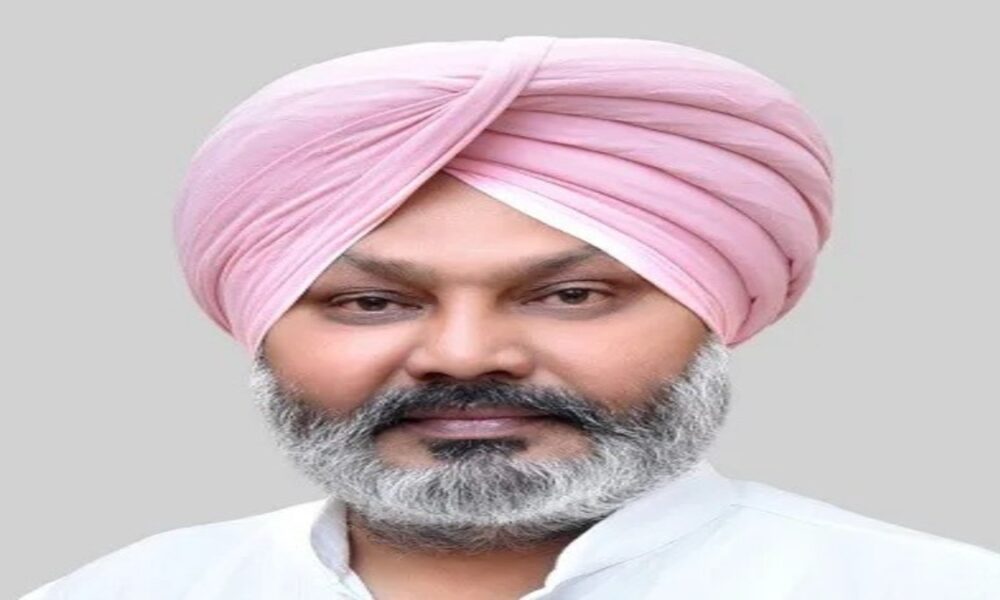 कलानौर का गुरकीरत सिंह श्मशानघाट से नशे सहित किया काबू, बड़े Congress नेताओं के साथ तस्वीरें आईं सामने: हरपाल चीमा