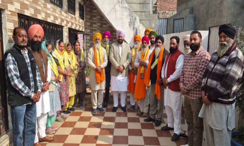 डेरा बाबा नानक में ‘आप’ को मिली बड़ी मजबूती, सैकड़ों अकाली और कांग्रेसी नेता ‘AAP’ में शामिल