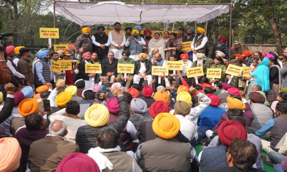 दलित और मेहनतकश का मजाक उड़ाने पर कांग्रेस के खिलाफ बैंड-बाजा लेकर “AAP” का जोरदार प्रदर्शन