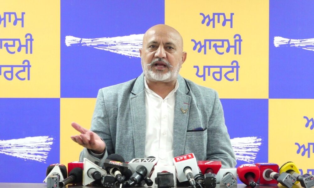 बिट्टू ने कांग्रेस-अकाली गठबंधन की राजनीति को किया बेनकाब, मान ने सत्ता के भ्रष्ट गठबंधन को तोड़ा: Baltej Pannu