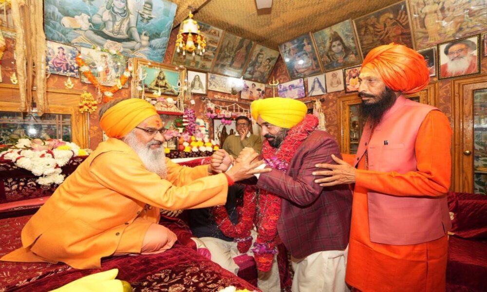 महा शिवरात्रि के मौके पर अरविंद केजरीवाल और CM Mann ने श्री रणकेशवर महादेव मंदिर में माथा टेका, पंजाब की शांति और खुशहाली के लिए की प्रार्थना