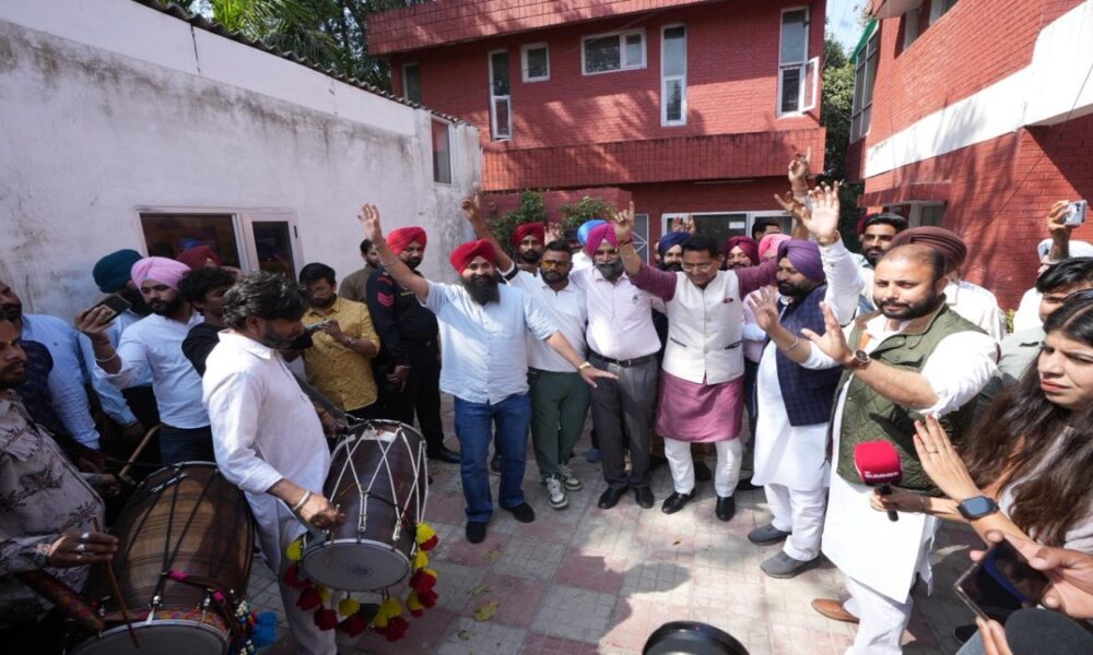 AAP पंजाब ने अरविंद केजरीवाल और आप नेताओं के हक में अदालत के फैसले का चंडीगढ़ में मनाया जश्न