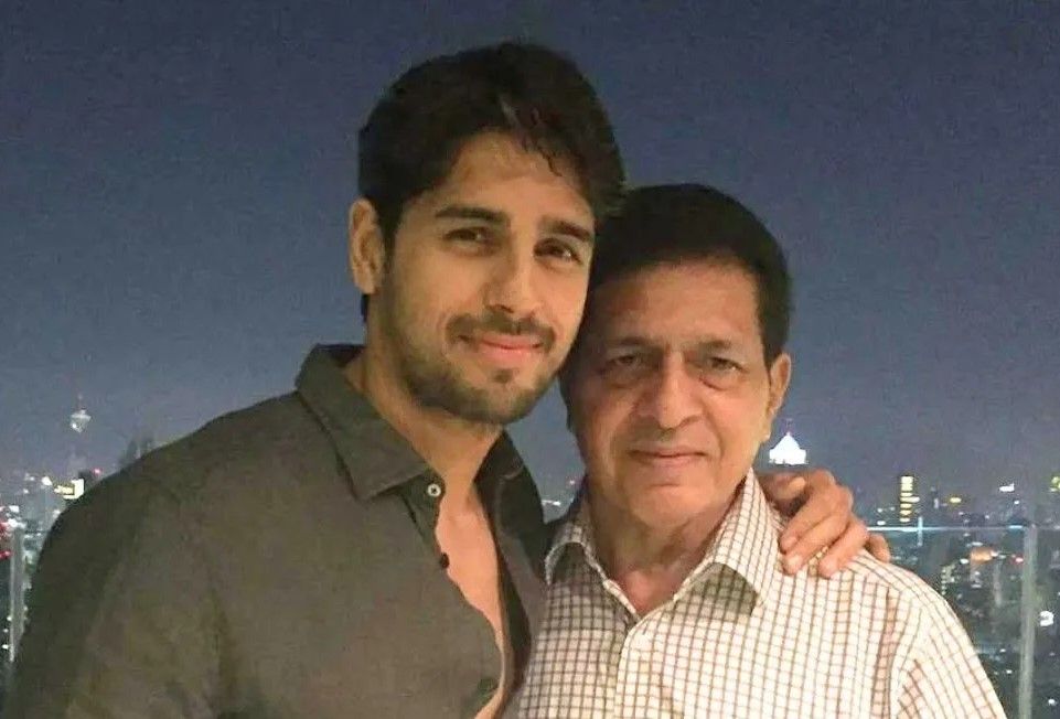 पिता सुनील मल्होत्रा के जाने से टूटा सिद्धार्थ मल्होत्रा का परिवार, भावुक पोस्ट में बोले– “आपके संस्कार ही मेरी पहचान हैं”