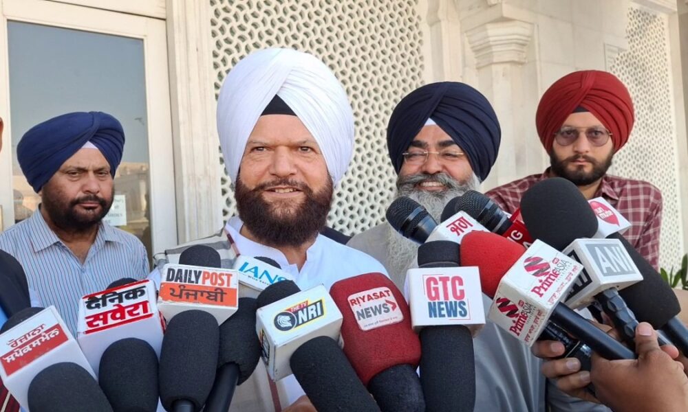 गायक Hans Raj Hans श्री दरबार साहिब में हुए नतमस्तक, राजनीति से दूरी पर दिया जवाब! गायक Hans Raj Hans श्री दरबार साहिब में हुए नतमस्तक, राजनीति से दूरी पर दिया जवाब!