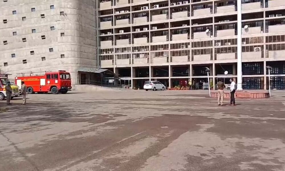 पंजाब CM ऑफिस-चंडीगढ़ कोर्ट उड़ाने की धमकी:सेक्रेटेरिएट खाली कराया, हरियाणा सचिवालय में भी अलर्ट, CRPF-पुलिस मौके पर