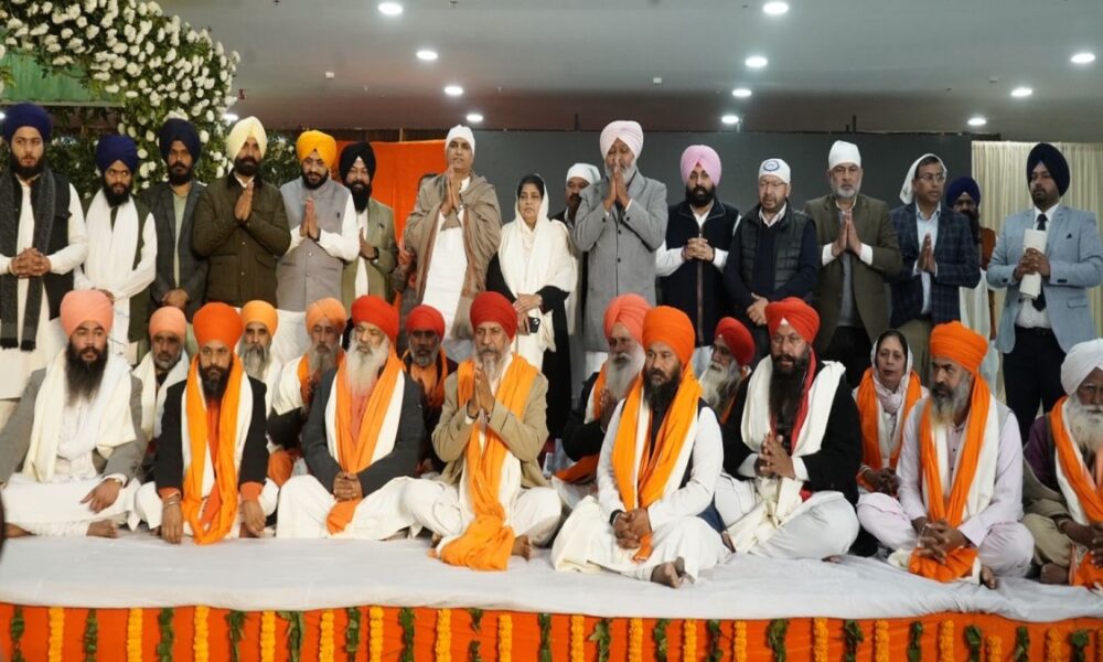 Punjab News: भगवंत मान के नेतृत्व वाली सरकार ने श्री गुरु रविदास जी महाराज के 649वें प्रकाश पर्व पर वर्षभर चलने वाले राज्य स्तरीय समारोहों की शुरुआत की, 2027 में ऐतिहासिक 650वें प्रकाश पर्व की तैयारियों का हुआ आगाज़