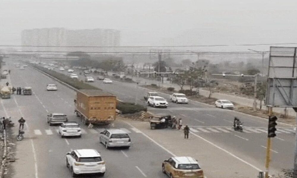 Punjab-Chandigarh Weather: दिन में तेज धूप, पहाड़ों से आ रहीं सर्द हवा से गिरा पारा; आगे ऐसा रहेगा मौसम