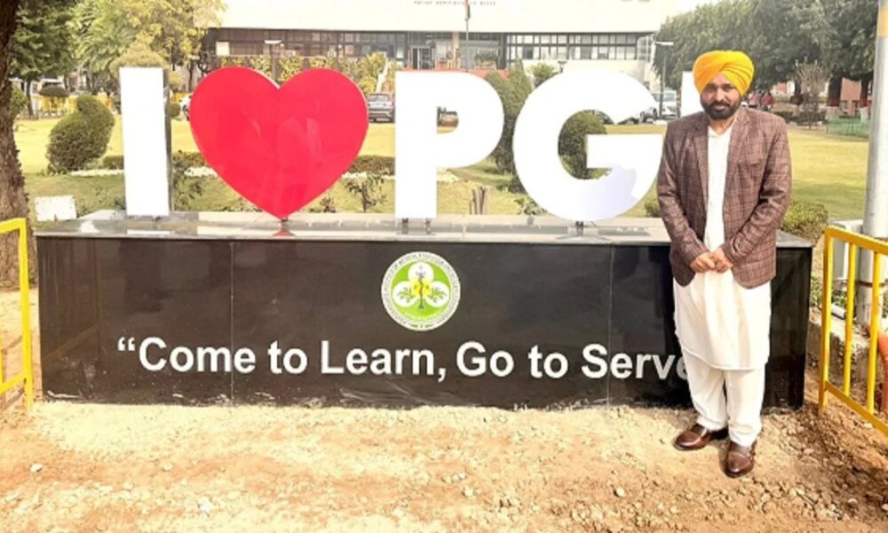 पंजाब CM भगवंत मान चंडीगढ़ PGI पहुंचे:आई लव पीजीआई सेल्फी प्वाइंट की सराहना की; बोले- यहां सेवा और सीखने की मिसाल