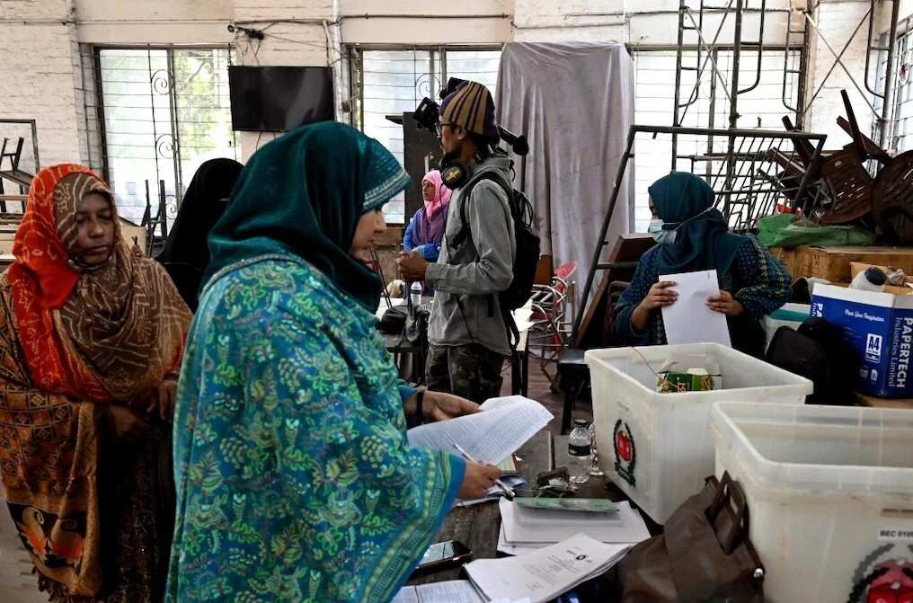 बांग्लादेश आम चुनाव: मतदान के बीच हिंसा, धमाकों से दहशत; खुलना में BNP नेता की मौत, 33% वोटिंग पूरी