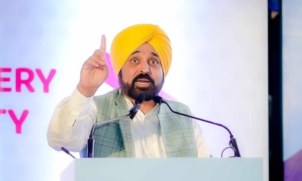 पंजाब में सियासी घमासान: मुलाकाती ही जज बन जाएं… डेरा ब्यास प्रमुख और मजीठिया की मुलाकात पर CM का तंज