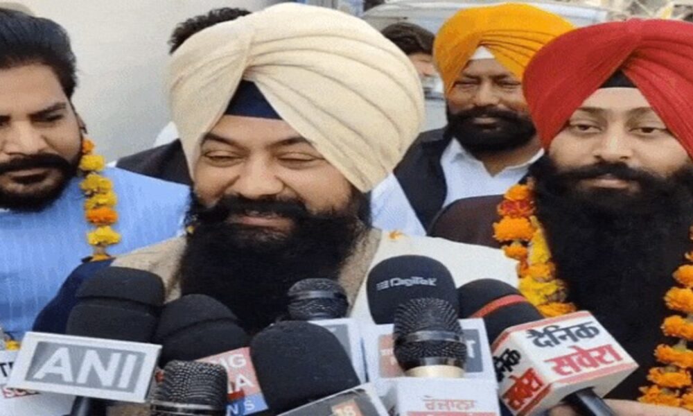 पंजाब SC आयोग चेयरमैन का बाजवा पर तंज:जसवीर बोले- गरीबों को अपमानित करने वालों पर होगी कार्रवाई, बाबा निरंजन दास का आशीर्वाद लिया