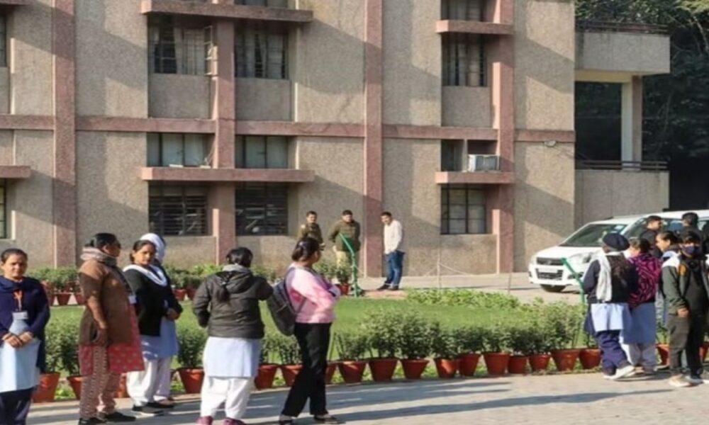 मोहाली में 16 स्कूलों को उड़ाने की धमकी:चंडीगढ़-पंजाब के बम स्क्वॉड से जांच