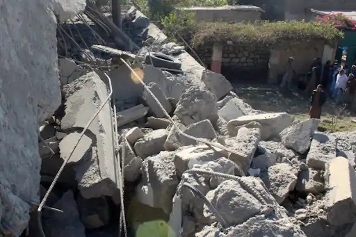 पाकिस्तान – अफगानिस्तान सीमा पर बढ़ा तनाव: पाकिस्तान की एयरस्ट्राइक, 16 लोगों की मौत का दावा पाकिस्तान – अफगानिस्तान सीमा पर बढ़ा तनाव: पाकिस्तान की एयरस्ट्राइक, 16 लोगों की मौत का दावा