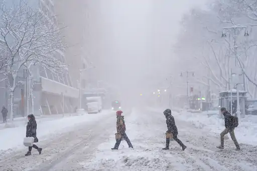 अमेरिका में भीषण बर्फीला तूफान: उड़ानें ठप, लाखों घर अंधेरे में, 153 साल पुरानी परंपरा टूटी